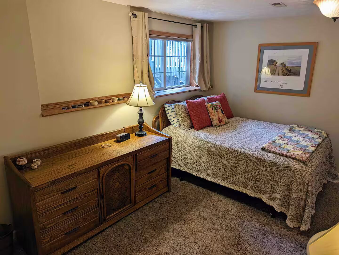 1 quarto, ferros/tábuas de passar roupa, berço de viagem