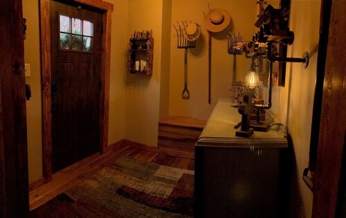 3-bedroom historic house in adorable Bremen with cool AC for relaxing stays.