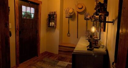 3-bedroom historic house in adorable Bremen with cool AC for relaxing stays.