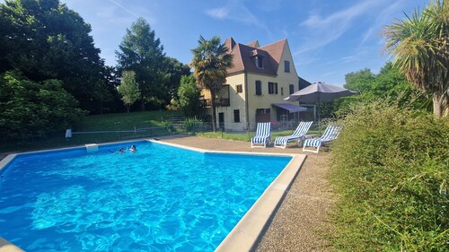 Single-storey apartment on large wooded garden with swimming pool