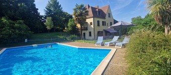 Single-storey apartment on large wooded garden with swimming pool