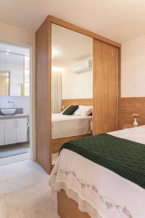 WiFi, bed sheets - Long Stay Luxury 2-Bedroom Apartment Minutes from Beach, 24/7 Security (Vitória)