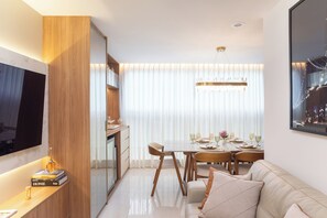 TV - Long Stay Luxury 2-Bedroom Apartment Minutes from Beach, 24/7 Security (Vitória)