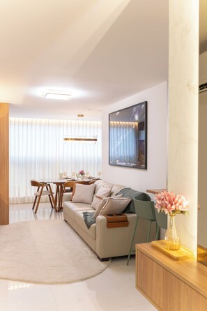 TV - Long Stay Luxury 2-Bedroom Apartment Minutes from Beach, 24/7 Security (Vitória)
