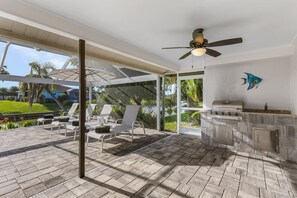 Terrace/patio - Villa Blue Marlin: Waterfront Pool & Dock Retreat (Cape Coral)