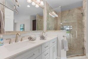 Hair dryer, towels - Villa Blue Marlin: Waterfront Pool & Dock Retreat (Cape Coral)
