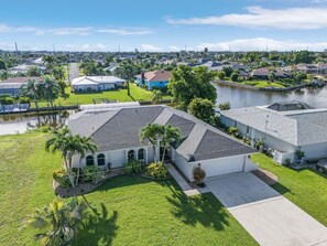 Exterior - Villa Blue Marlin: Waterfront Pool & Dock Retreat (Cape Coral)