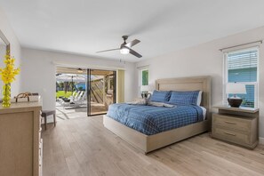 Desk, iron/ironing board, travel cot, WiFi - Villa Blue Marlin: Waterfront Pool & Dock Retreat (Cape Coral)