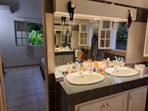 Een haardroger, handdoeken, toiletpapier