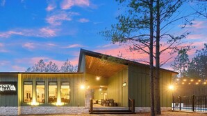 Un bâtiment moderne sur lequel on peut lire l’inscription « Piney Hollow ».