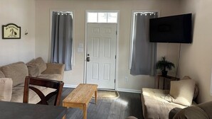Living area - Coles Point Marina (Hague)