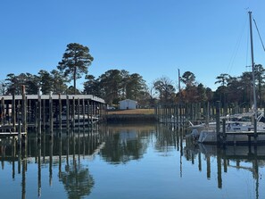 Marina - Coles Point Marina (Hague)