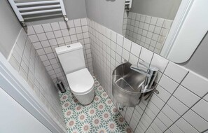 Doccia, asciugacapelli, asciugamani, sapone