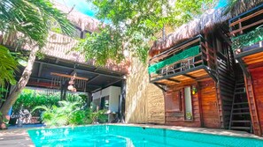 Una piscina al aire libre