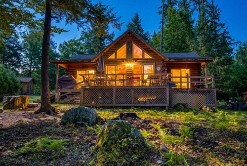Bear Island Retreat | Dock + Kayaks | Winni