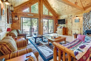 TV, fireplace, books - Bear Island Retreat - Quiet Cove on Lake Winnipesaukee (Meredith)