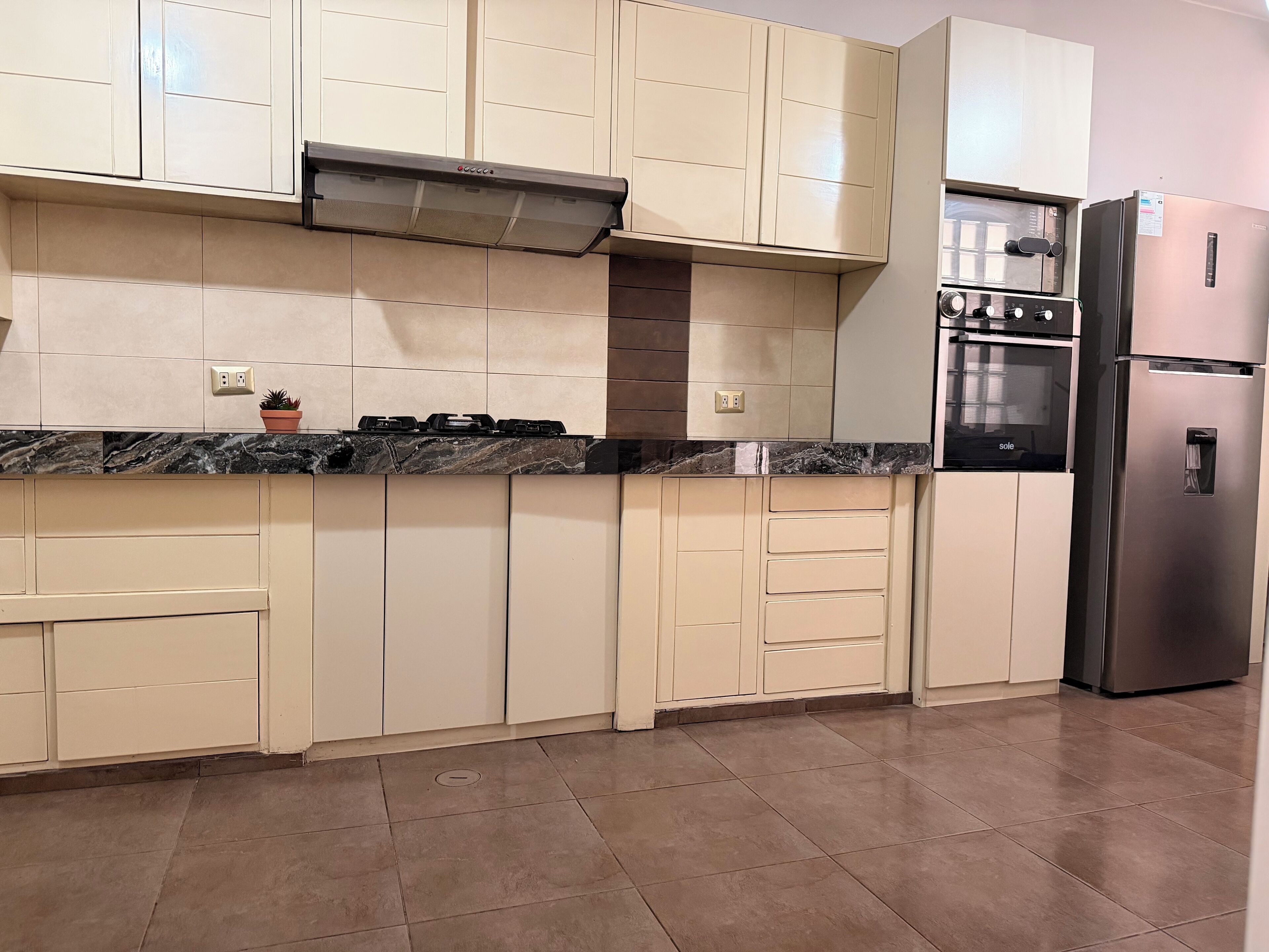 Kylskåp, mikrovågsugn, ugn och spishäll