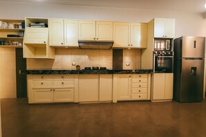 Fridge, microwave, oven, stovetop - Spacious 8-bedroom 8 Full bath house in welcoming Ica Near Huacachina (Ica)