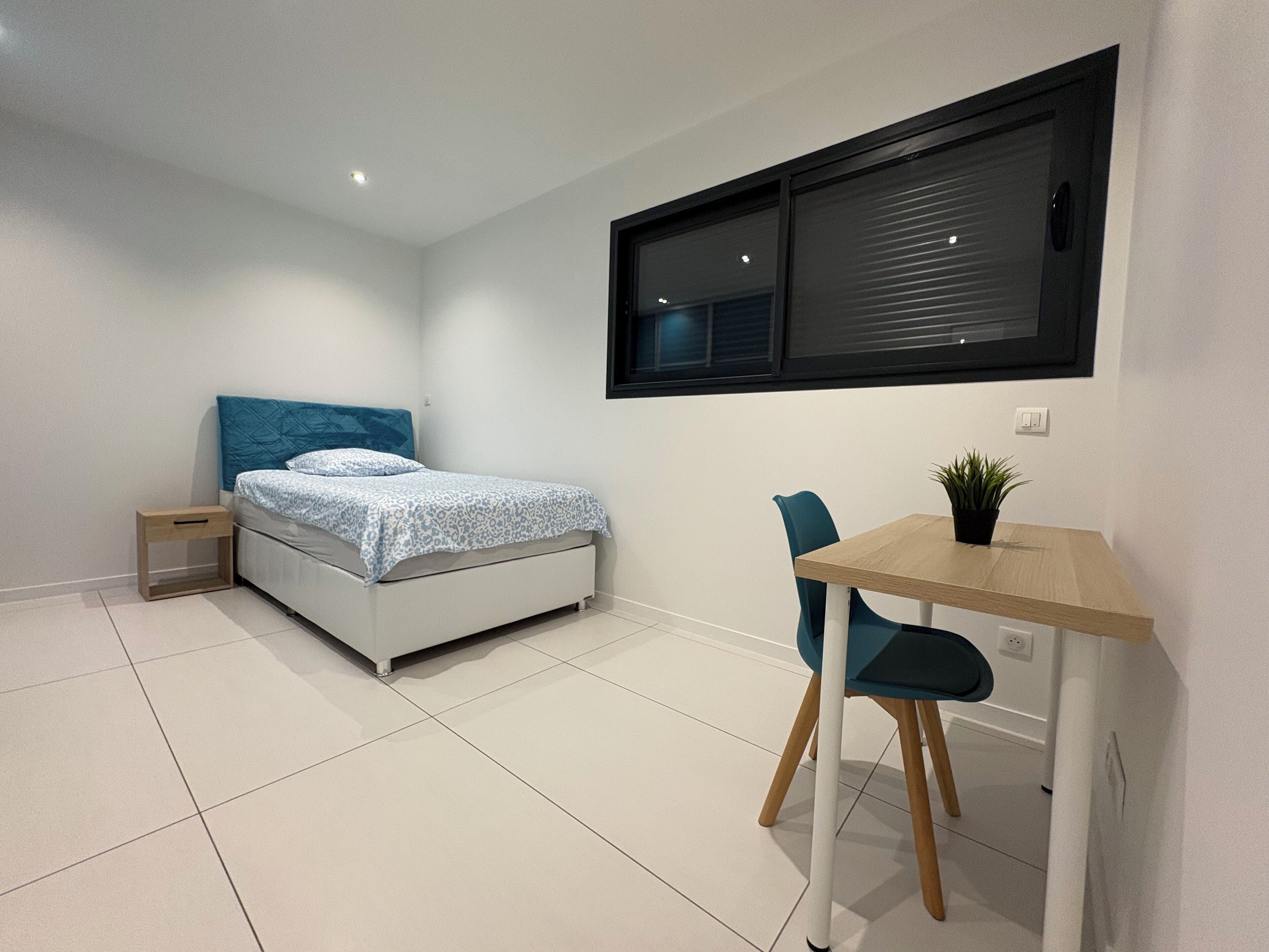 Een strijkplank/strijkijzer, beddengoed