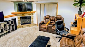 Una Smart TV, una chimenea, un reproductor de DVD, libros