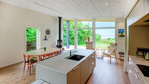 Coffee/tea maker, fridge, dishwasher, cookware/dishes/utensils - Cozy home in Spøttrup with sauna (Spøttrup)
