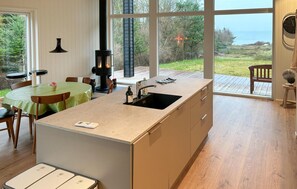 Kylskåp, diskmaskin, kaffe- och tebryggare och grytor/köksredskap