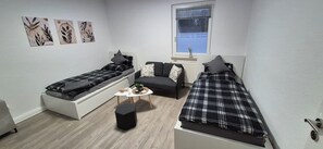 2 soverom, safe på rommet, strykejern/-brett og reiseseng for barn