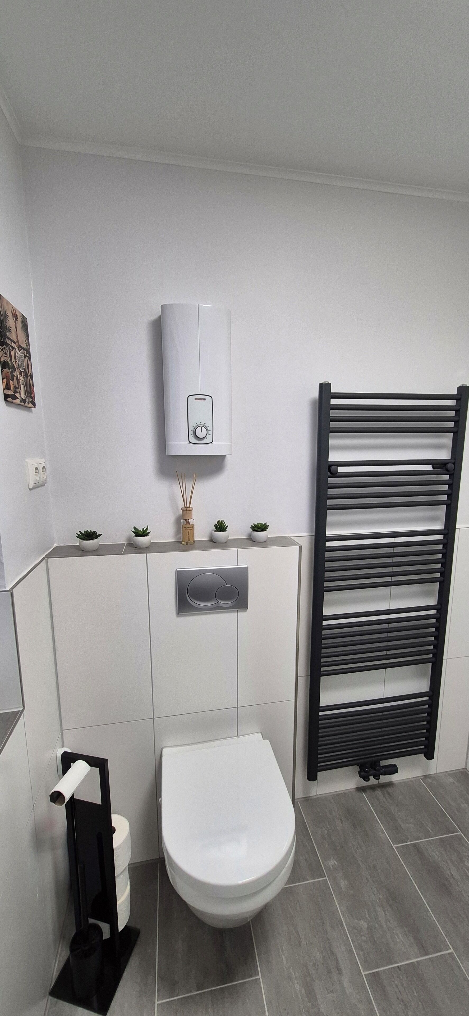 Haartrockner, Handtücher, Seife, Toilettenpapier