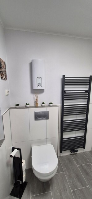 Secador de pelo, toallas, jabón y papel higiénico