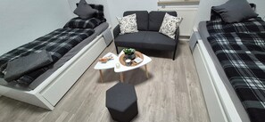 2 soverom, safe på rommet, strykejern/-brett og reiseseng for barn