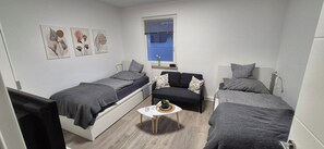 2 soverom, safe på rommet, strykejern/-brett og reiseseng for barn