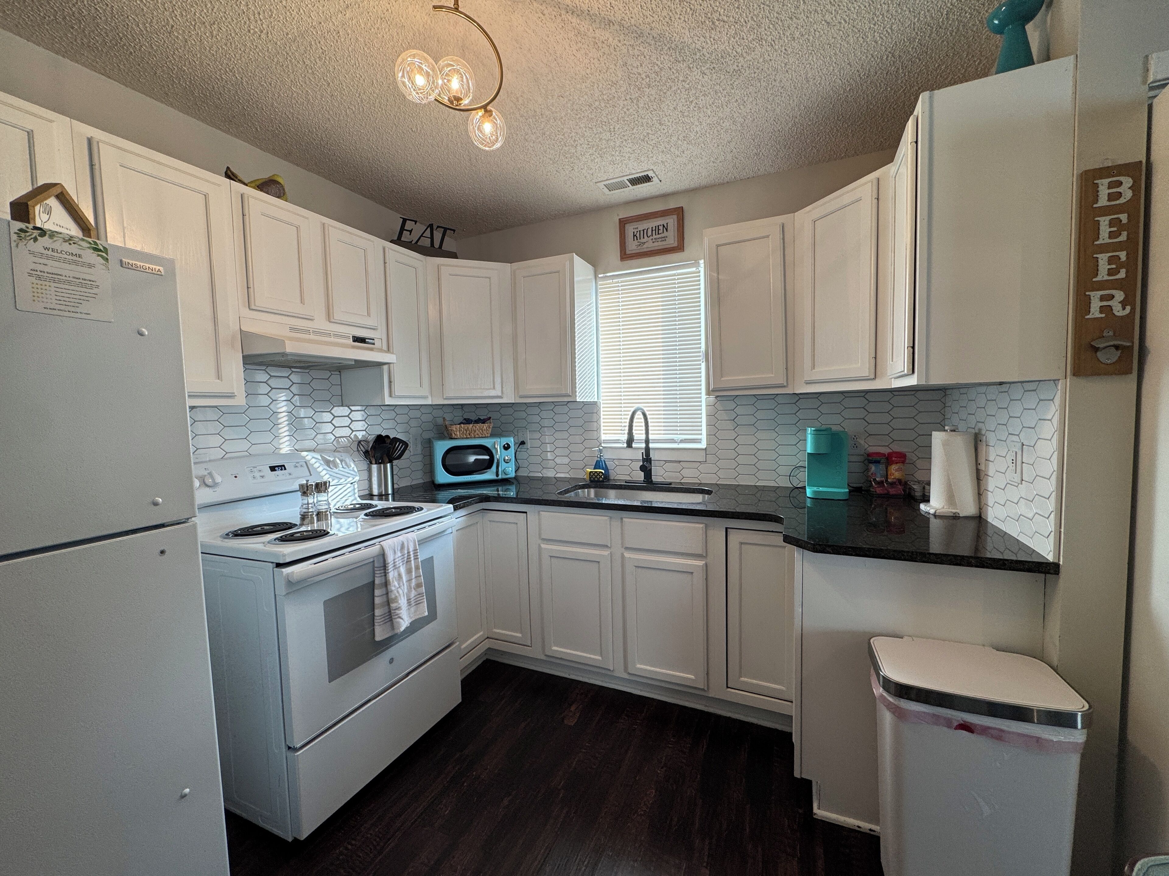 Jääkaappi, mikroaaltouuni, uuni, liesi