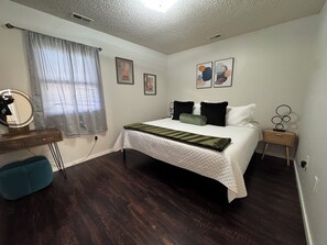 1 makuuhuone, työpöytä, silitysrauta/-lauta, vauvan matkasänky