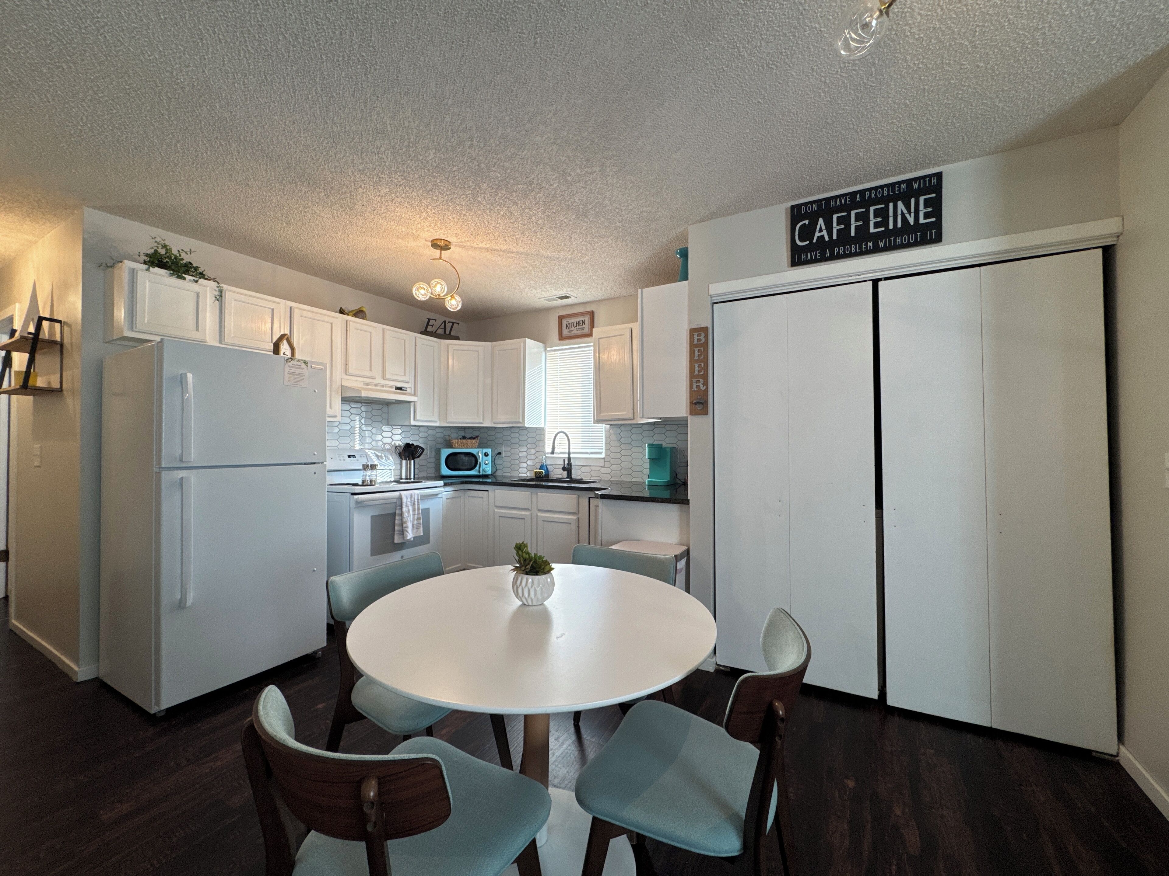 Jääkaappi, mikroaaltouuni, uuni, liesi