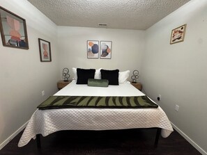 1 dormitori, escriptori i planxa i posts de planxar 