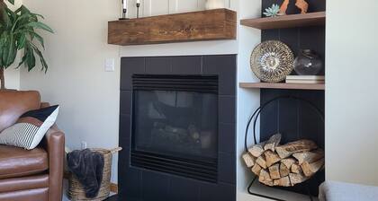 Timberline Retreat - Sleeps 9, large backyard, well stocked kitchen!