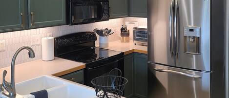 Mikrobølgeovn, ovn, kokeplater og oppvaskmaskin