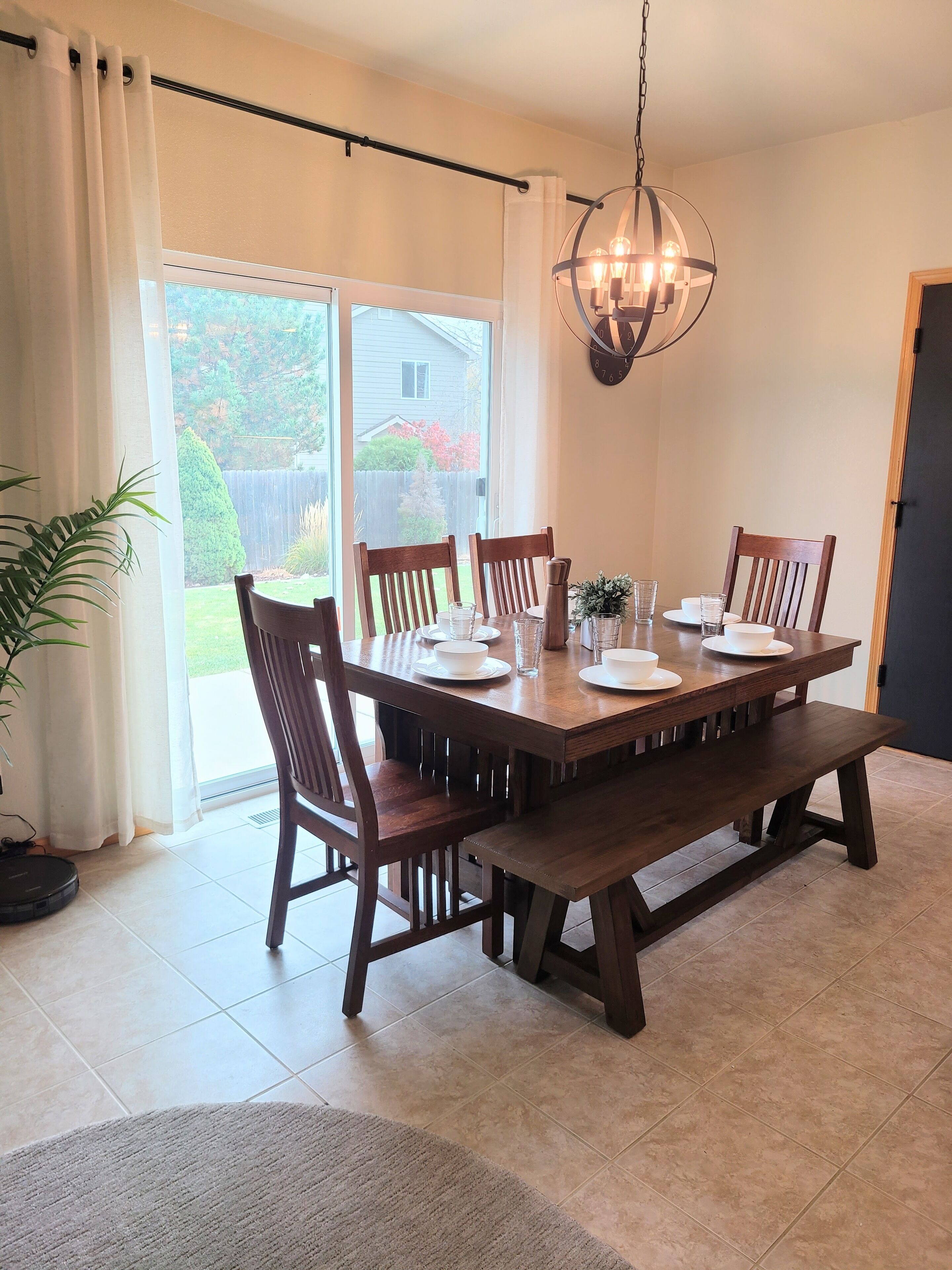 Dining: Seats 10 w leaf