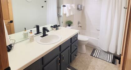 Timberline Retreat - Sleeps 9, large backyard, well stocked kitchen!