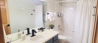 Timberline Retreat - Sleeps 9, large backyard, well stocked kitchen!