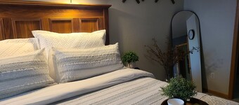Timberline Retreat - Sleeps 9, large backyard, well stocked kitchen!