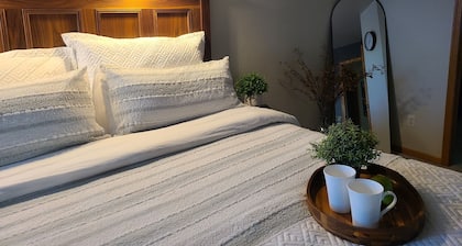 Timberline Retreat - Sleeps 9, large backyard, well stocked kitchen!