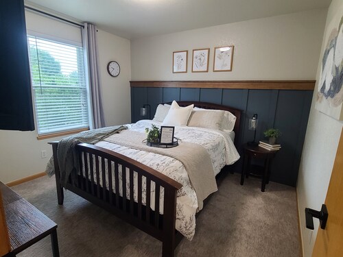 Timberline Retreat - Sleeps 9, large backyard, well stocked kitchen!