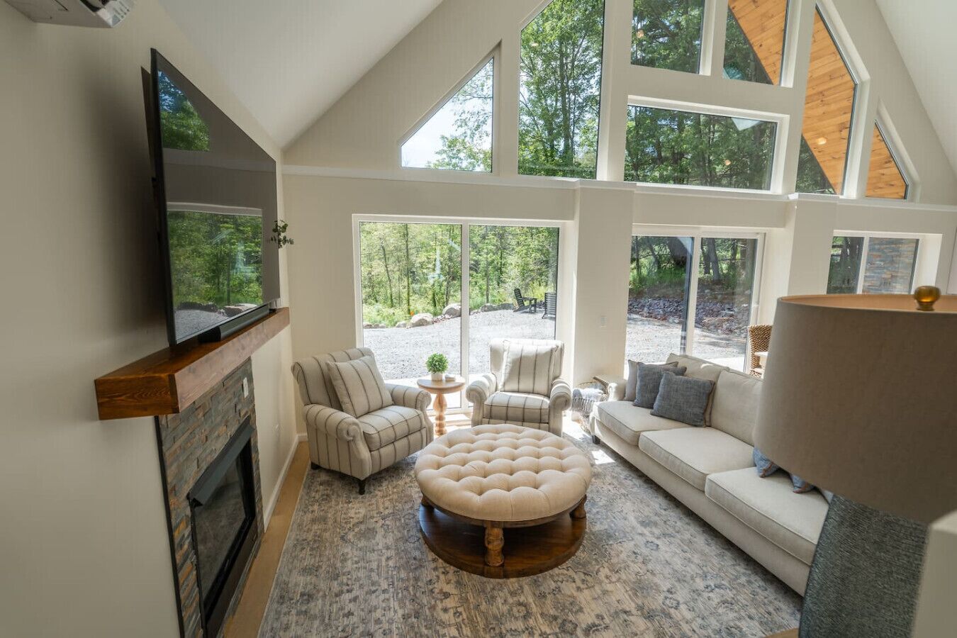 Televisión y chimenea 