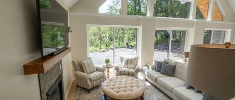 Televisión y chimenea