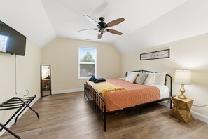 3 bedrooms, desk, travel cot, free WiFi - Peaceful mountain retreat in Black Mountain (Black Mountain)