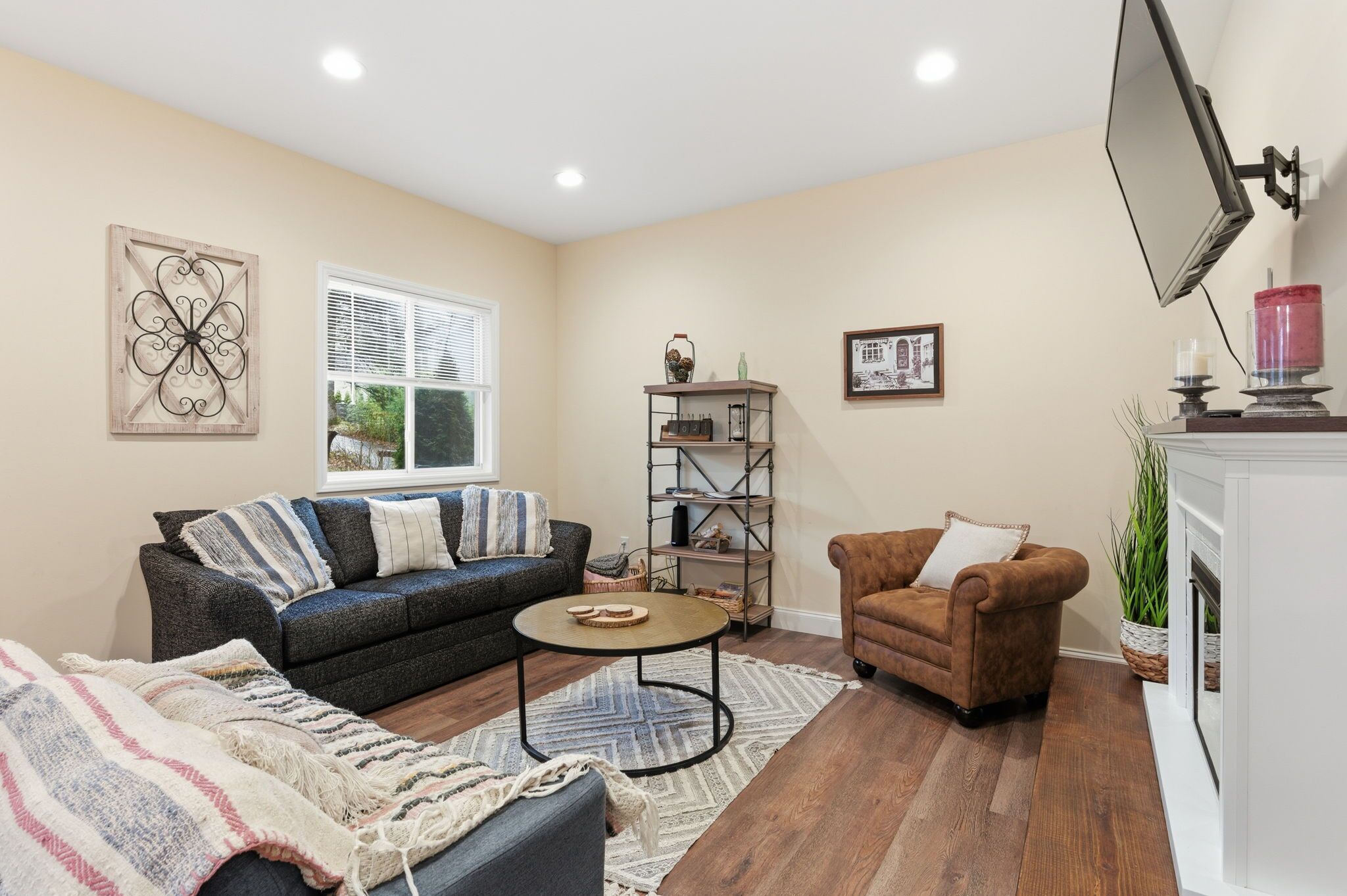 Smart-TV, Kamin, Videospiele, Tischfußball