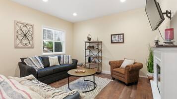 Smart-TV, Kamin, Videospiele, Tischfußball