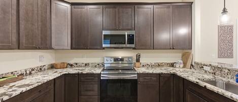 Microondas, horno, placa de cocina y lavavajillas