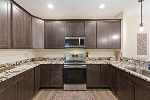 Fridge, microwave, oven, stovetop - Peaceful mountain retreat in Black Mountain (Black Mountain)